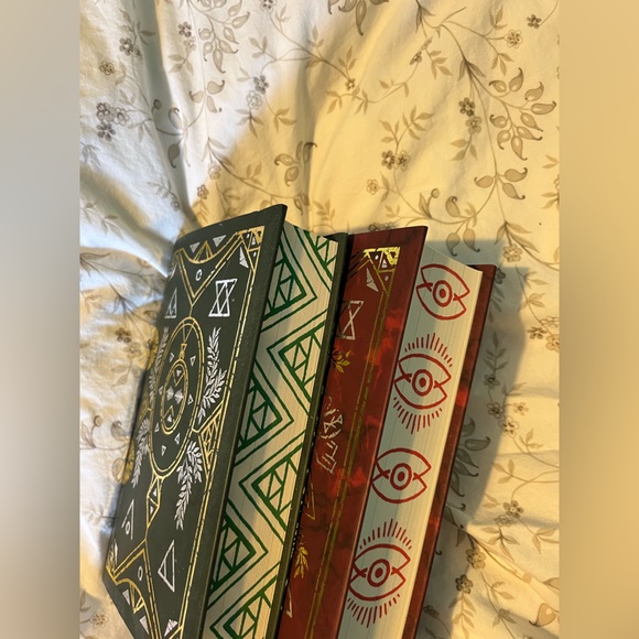 Witches Steeped in Gold and Empress Crowned in Red Fairyloot editions - Picture 2 of 5